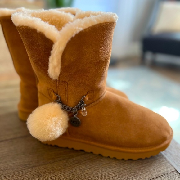 UGG Classic Short Charm Boots - size 8 - Picture 3 of 5